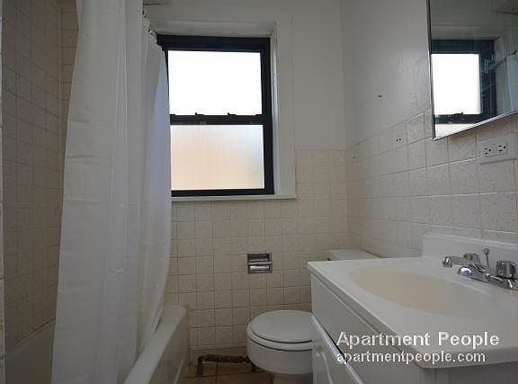 5th image of 440 W Diversey Pkwy APT 3B