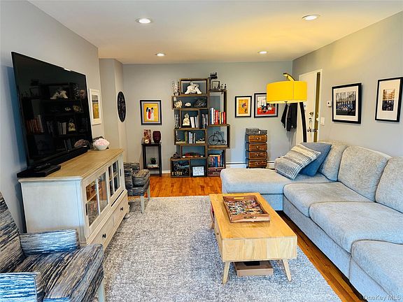3rd image of 8 E Lawrence Park Drive #9