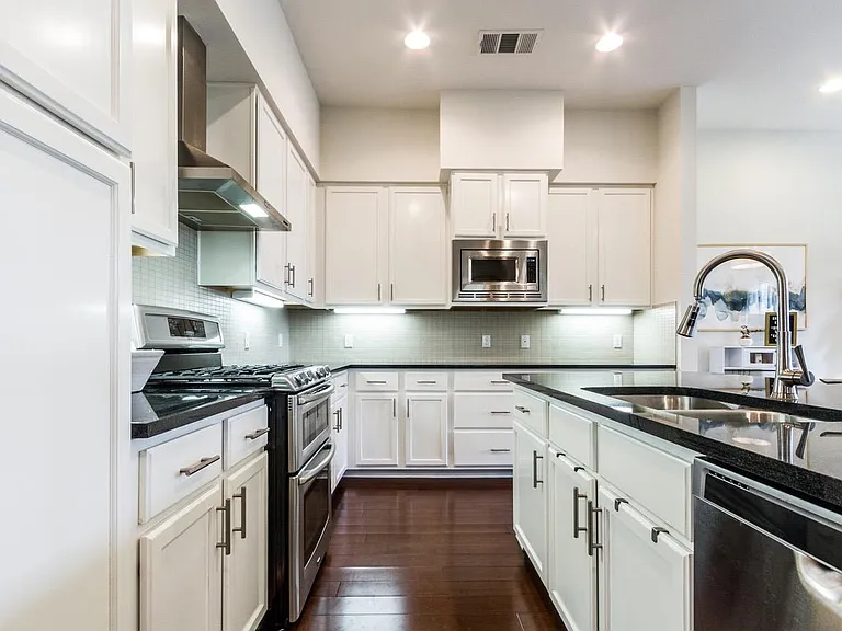 2520 Bluebonnet Ln #8 — Photo 8