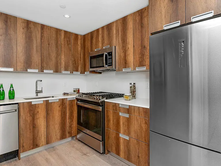 350 45th St #5D — Photo 4