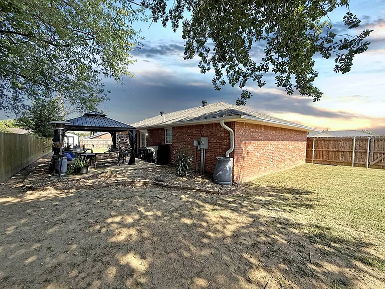 1202 E Keller St — Photo 8