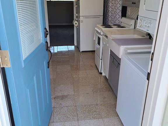 Entry to kitchen