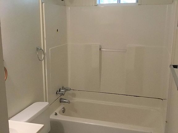 5th image of 225 Pecan Dr