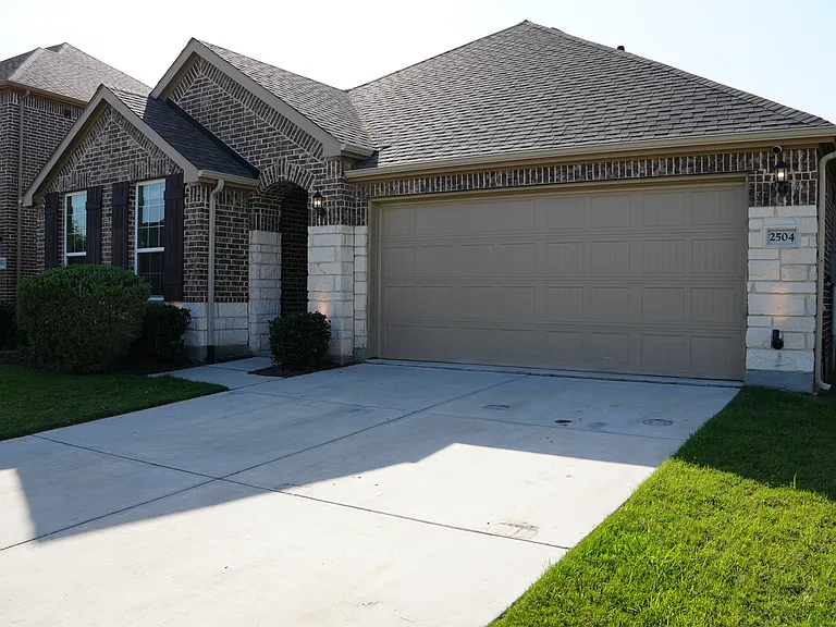 2504 Melrose Dr — Photo 3