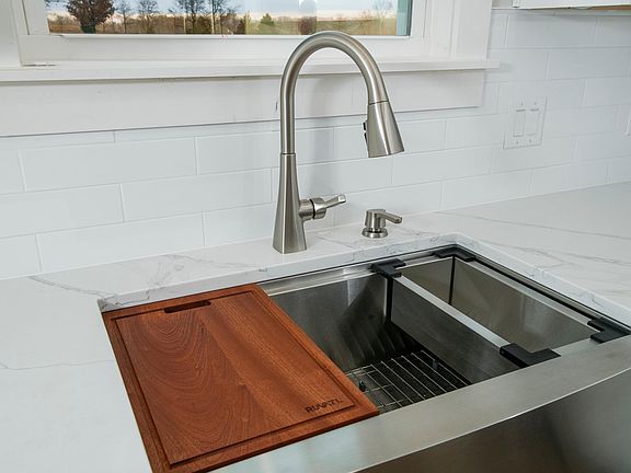 4th image of 4046 Carmola Dr