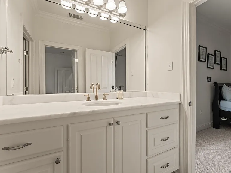 228 E Greens Dr — Photo 8