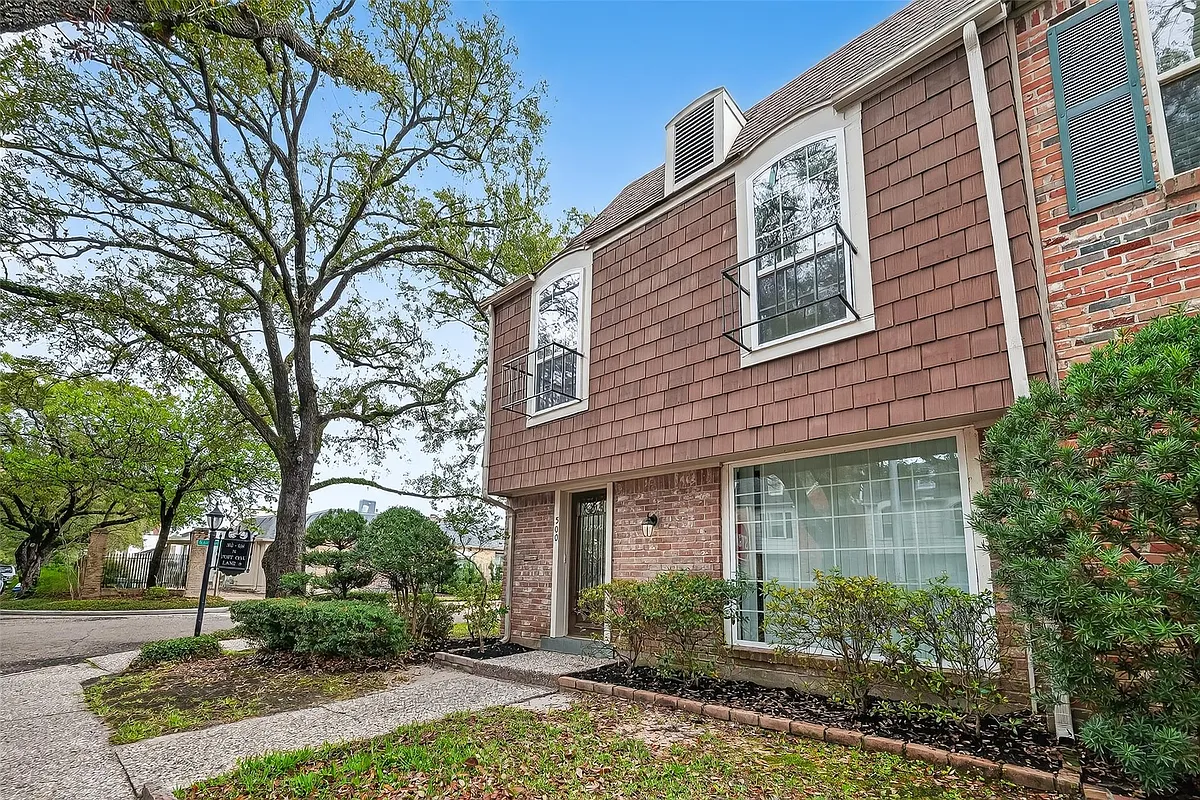 Building Photo - 500 N Post Oak Ln