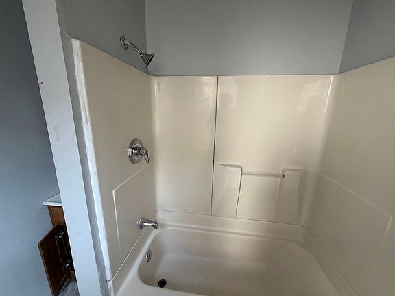 5th image of 219 N 9th St APT 2