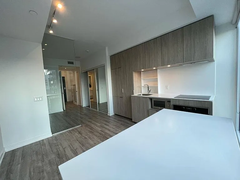75 Shuter St #2015 — Photo 31