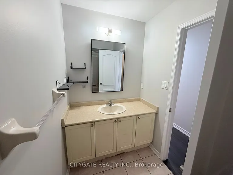 124 Crystalview Cres E — Photo 13