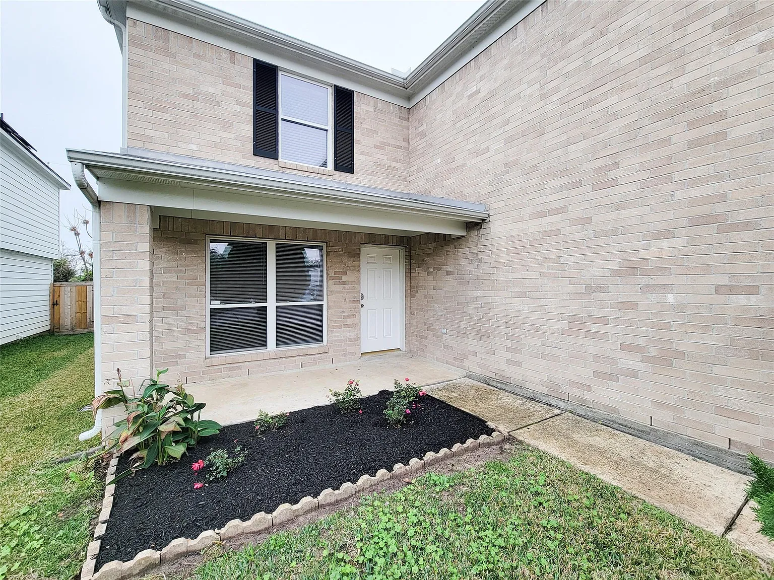 4 bed, 2.5 bath, 3300 sqft, $2,299 — Photo 2