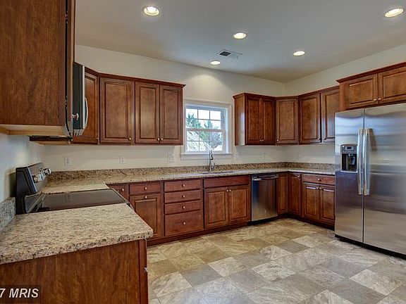 3rd image of 121 Sadi Ct