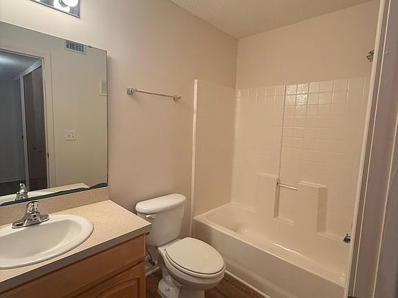 5th image of 702 Meadowbrook Dr #14