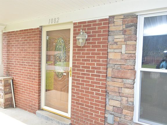 3rd image of 1082 Redwood Dr