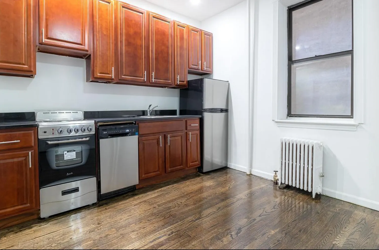 185 Avenue C — Photo 2