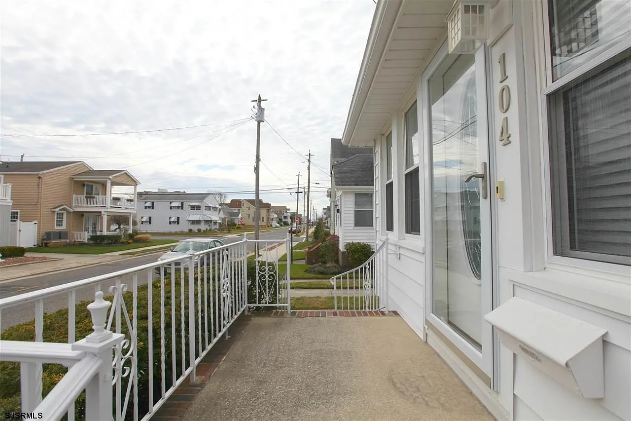 3 bed, 2.0 bath, $1,795 — Photo 3