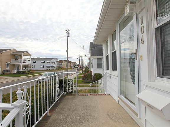3rd image of 104 N 35th Ave