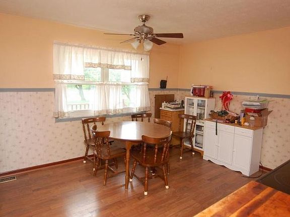 3rd image of 816 Lakeview Dr