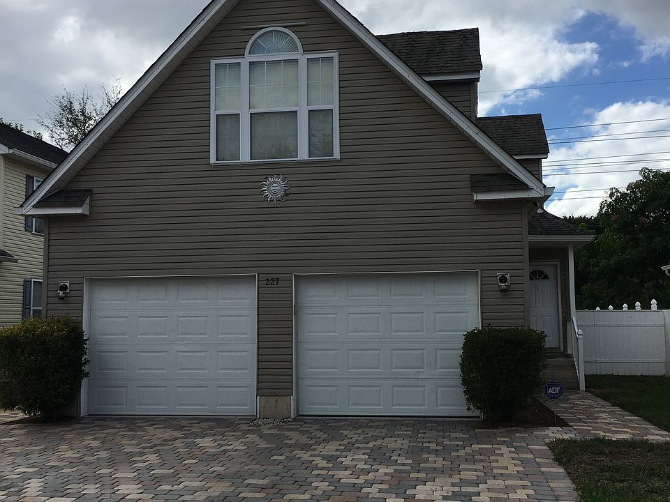 1st image of 227 Leawood Cir