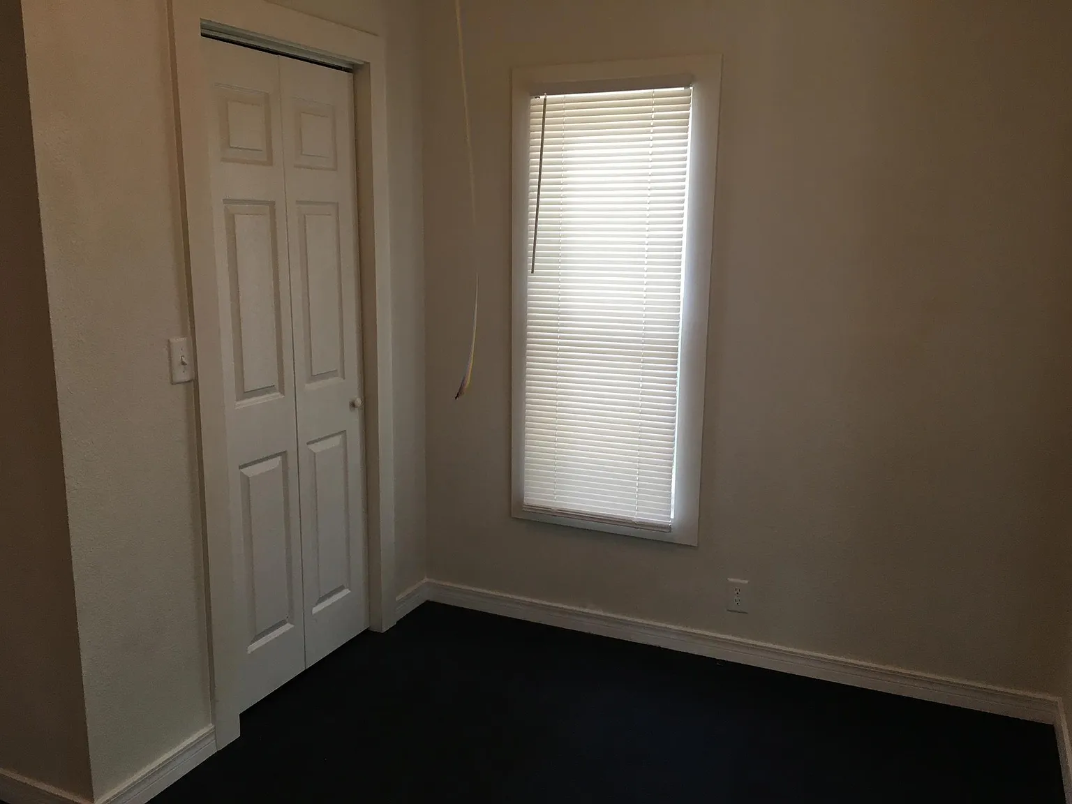 907 B St SE — Photo 2