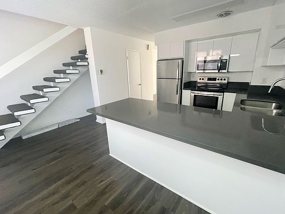 4th image of 831 2nd St APT 13
