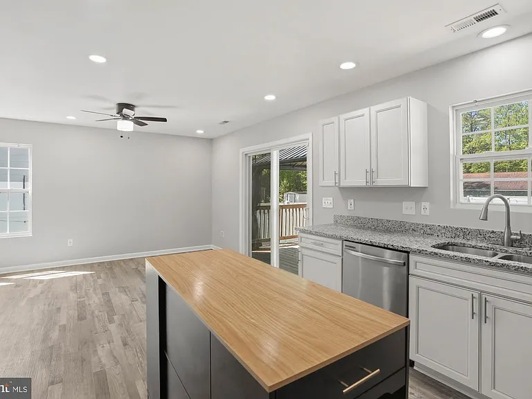 283 Shorewood Dr — Photo 12