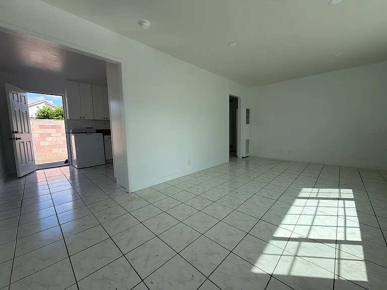11937 Elliott Ave #B — Photo 11