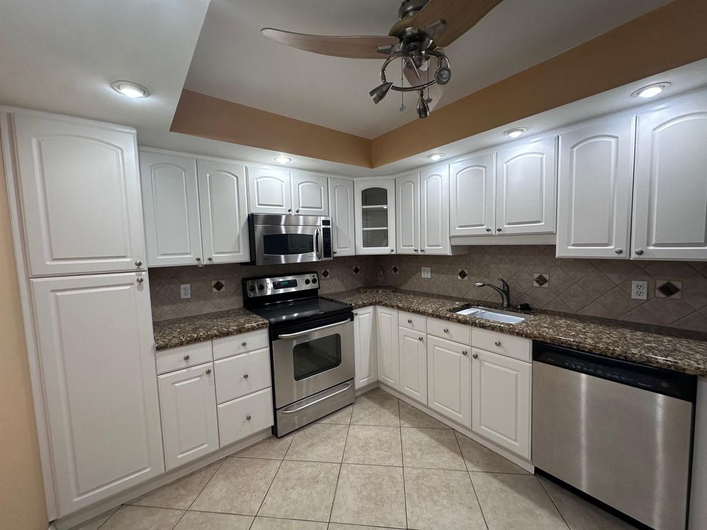 3850 Oaks Clubhouse Drive #403, photo 4