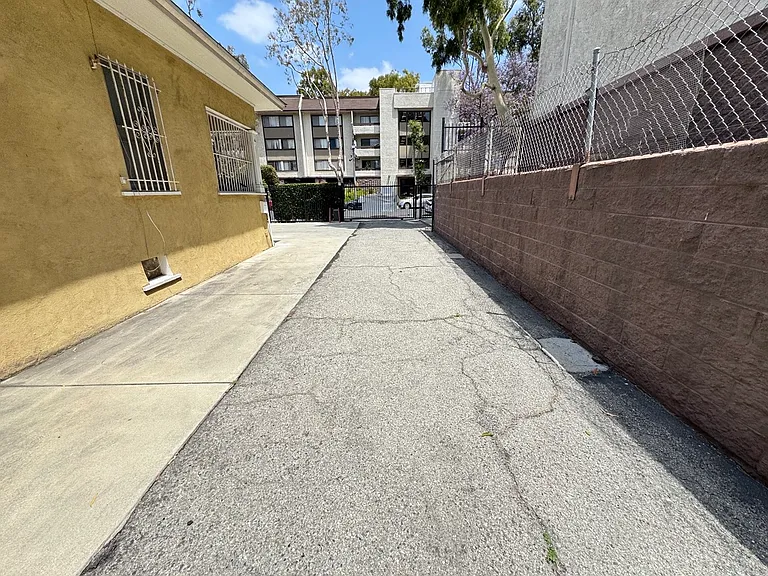 1126 W 37th Pl #2 — Photo 32