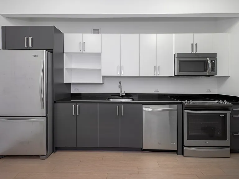 70 Pine St #810 — Photo 1