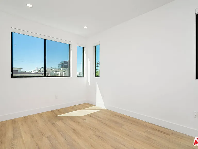 111 N Orlando Ave — Photo 11