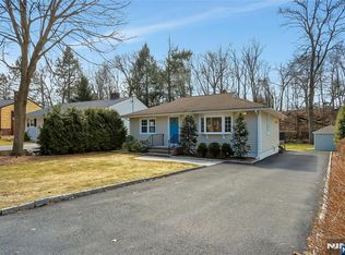 9 Sioux Ave, Oakland, NJ 07436