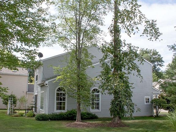 2nd image of 27 Woodbury Ln