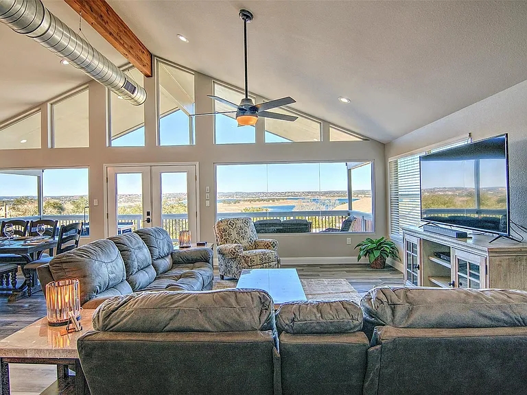 1526 Lakeside Dr W — Photo 4