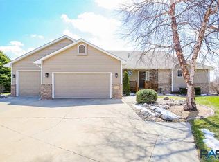 900 Fairway Ln, Hartford, SD 57033