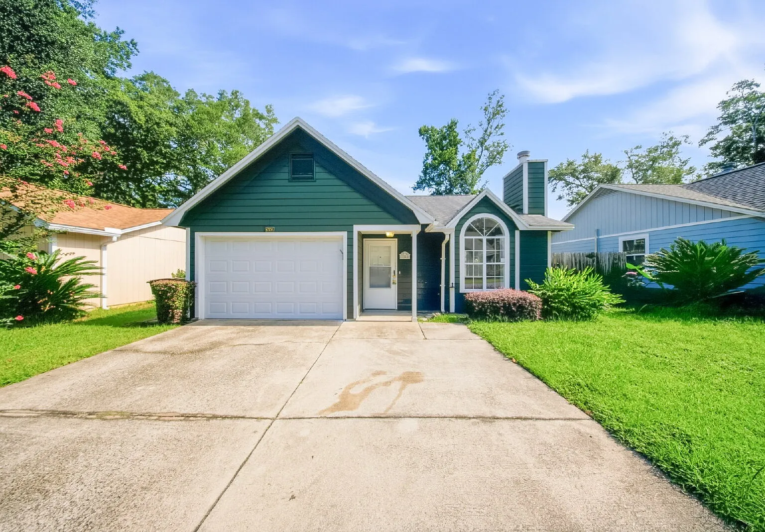 3 bed, 2.0 bath, 1226 sqft, $2,100 — Photo 4