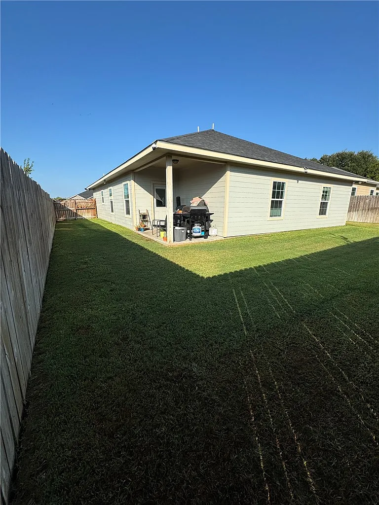 3 bed, 1599 sqft, $2,300 — Photo 3