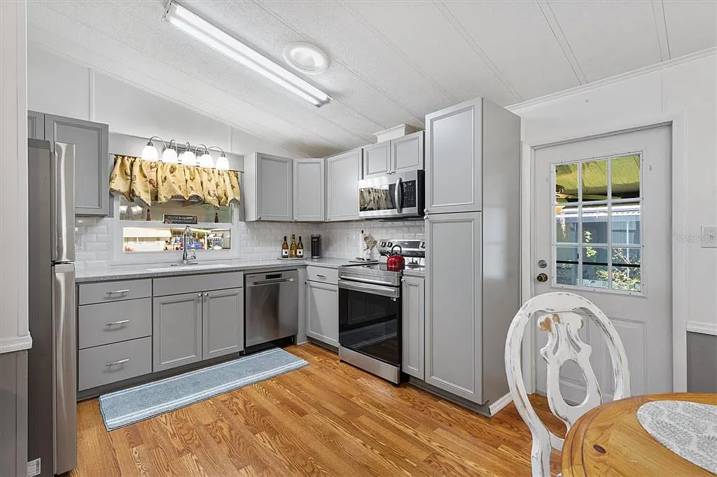 3 bed, 2.0 bath, 1100 sqft, $2,100 — Photo 3
