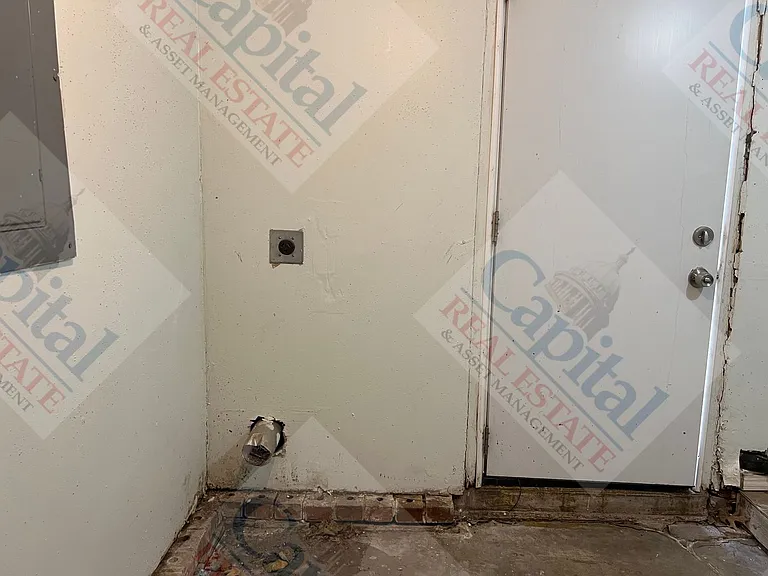 219 E Douglas Dr — Photo 19