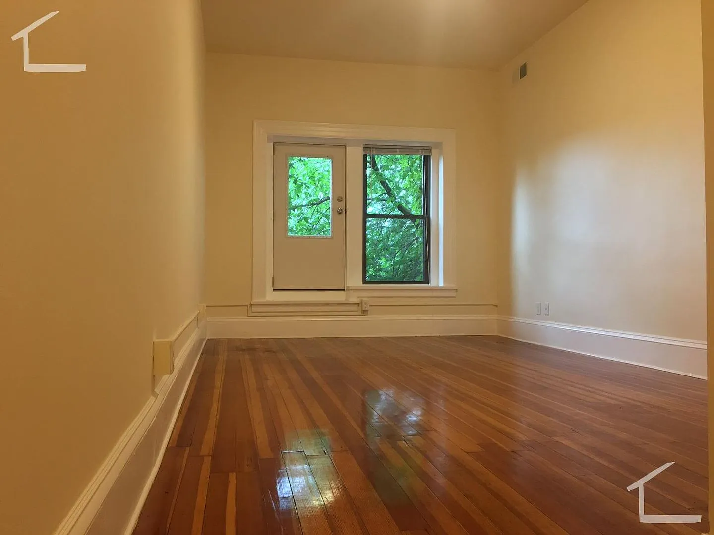 Charming 2 Bedroom-No Broker Fee — Photo 3