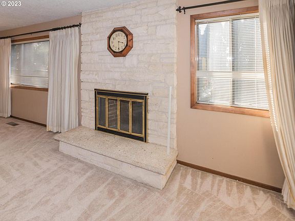 5th image of 895 NW Riverview Ave