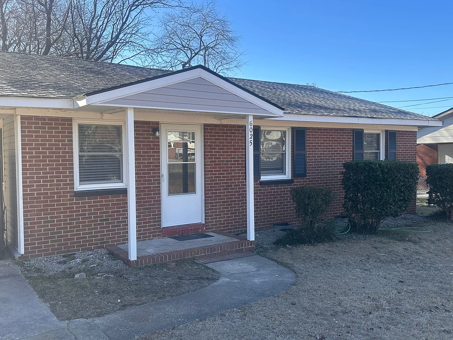 3 bed, 1.0 bath, 1044 sqft, $1,595 — Photo 2