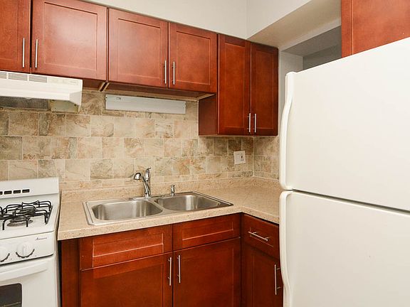 3rd image of 3161 N Cambridge Ave APT 208