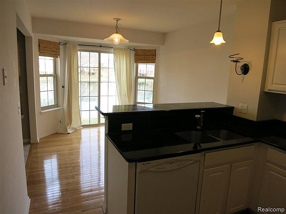 3rd image of 8765 Ironwood Dr #75