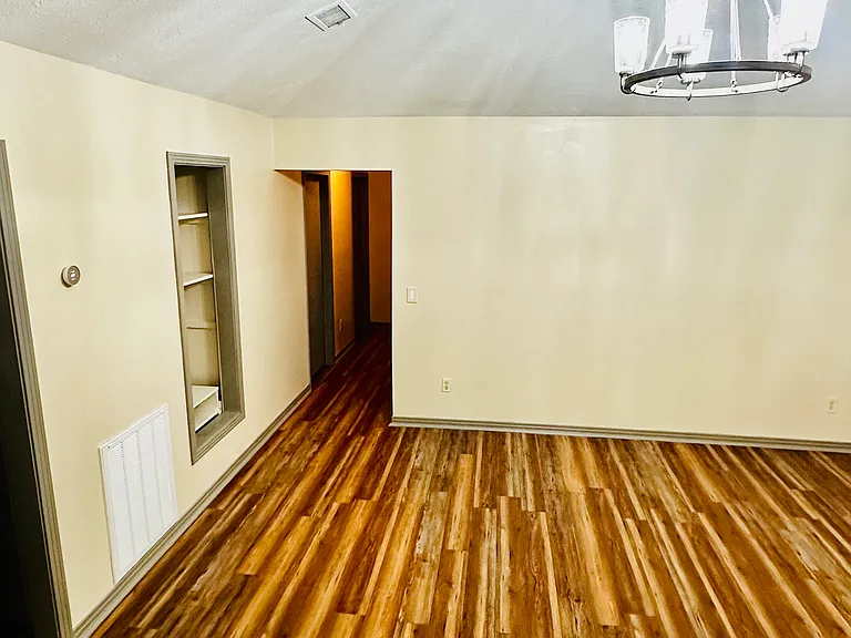 487 E Plum St — Photo 3