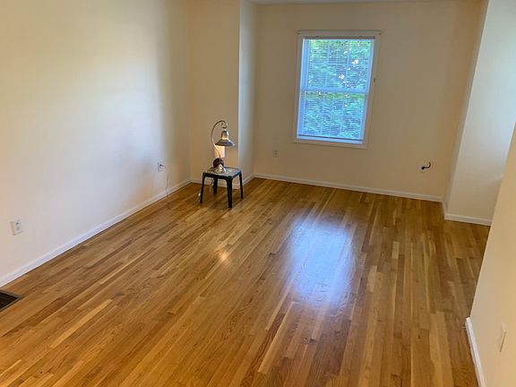 Large Living Room with Cable hook up