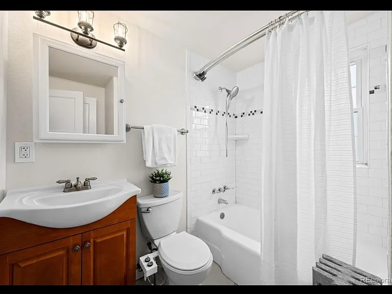 2828 N Jasmine St — Photo 11