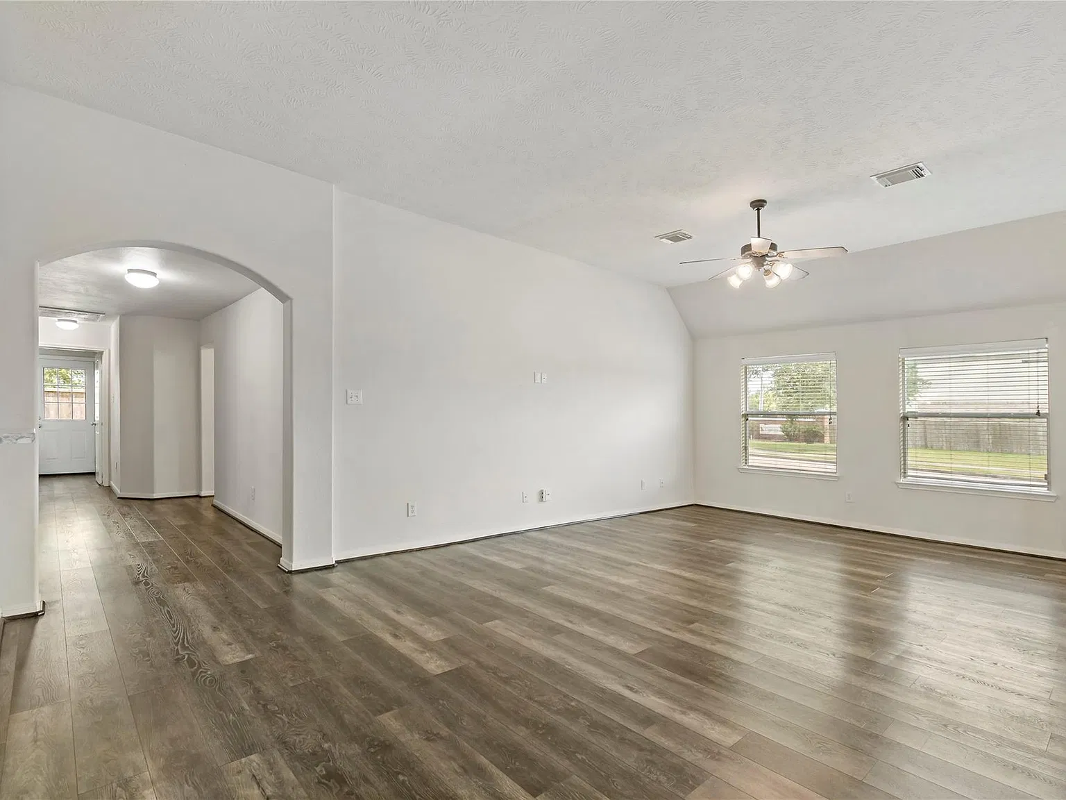 4 bed, 2.0 bath, 2042 sqft, $2,250 — Photo 4