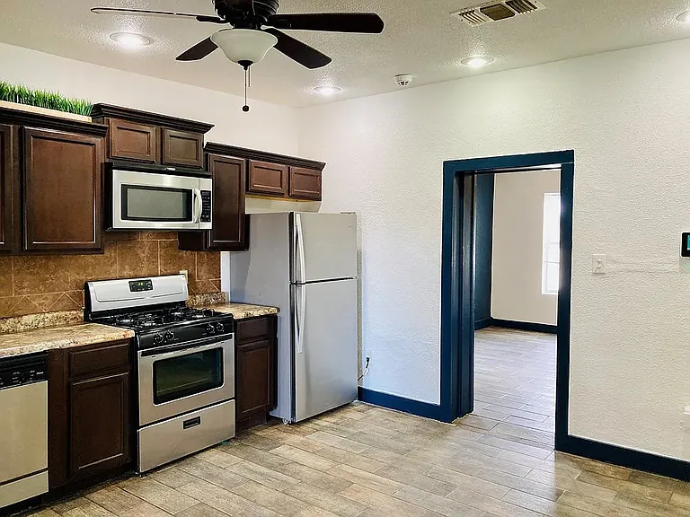 104 E Waco St — Photo 5