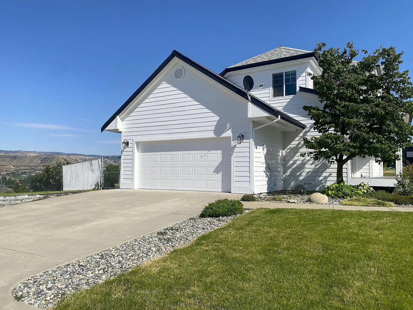 3 Bedroom, 2.5 bath with Lake Chelan View — Photo 2